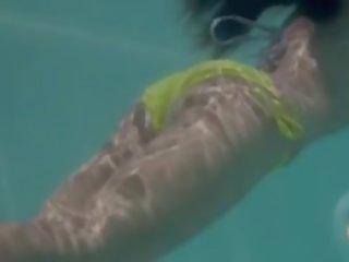 Suurepärane sensitive xxx video sisse a swimmingpool