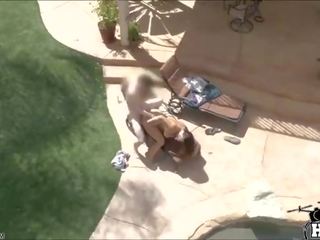 أليسون يحصل على اشتعلت سخيف بواسطة ل drone بواسطة ال إلى جانب حمام السباحة مع لها chatmate