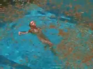 Ludivine sagnier การว่ายน้ำ สระว่ายน้ำ