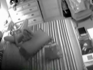 Fascinating blondīne mammīte noķerti masturbācija par slēpts kamera