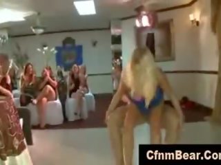 Akrobatik şeref delik cfnm parodi alkollü ipek publicsex oyuncak bebekler blondie bekarlığa poker