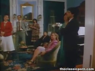 Klassika ulylar uçin clip with retro gyzlar