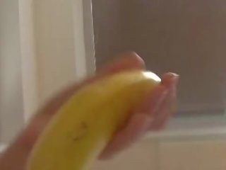 How-to: jaunas brunetė jaunas ponia moko naudojant a bananas