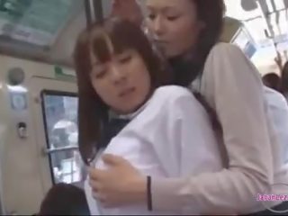 Jung weiblich bekommen sie titten und arsch gerieben embracing nippel gesaugt auf die bus
