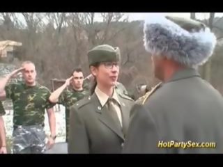 Militar bata lassie makakakuha ng soldiers pagbuga ng tamod