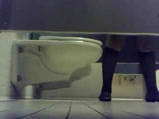 Koledžas merginos tualetas šnipas