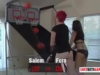 Dwa cudowne dziewczyny salem i fern grać rozbieranie koszykówka shootout