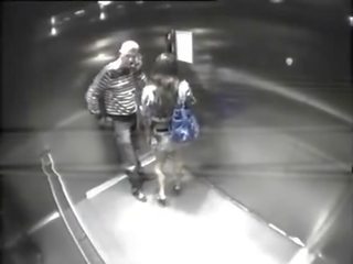 Amateur koppel neuken in elevator - pornrough.com