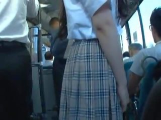 Teenager rys má ji rukávník vyprštěná nádherný v the autobus