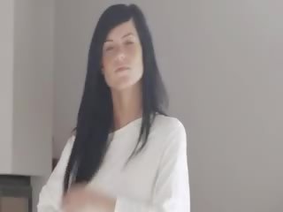 Wyjątkowy blackhaired kobieta z piegi